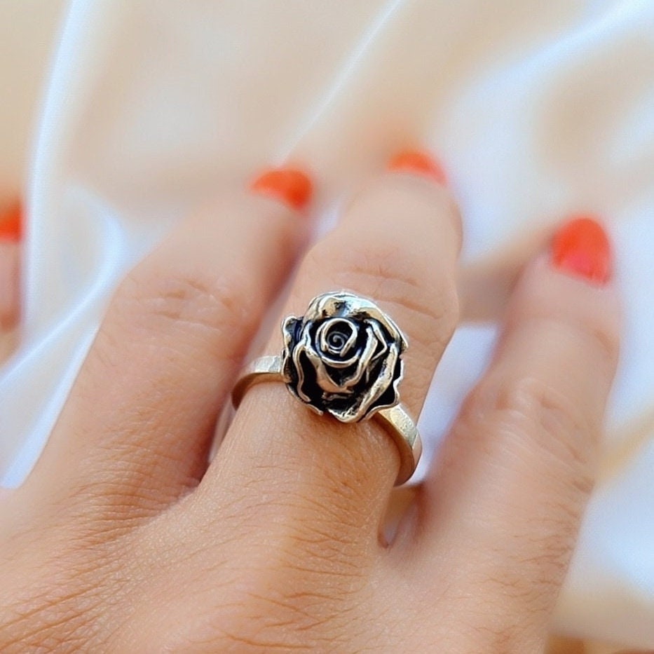 Rose Skull Ring - Unleash Your Rock n Roll Passion - - Romantic Gift - Gothic promise ring