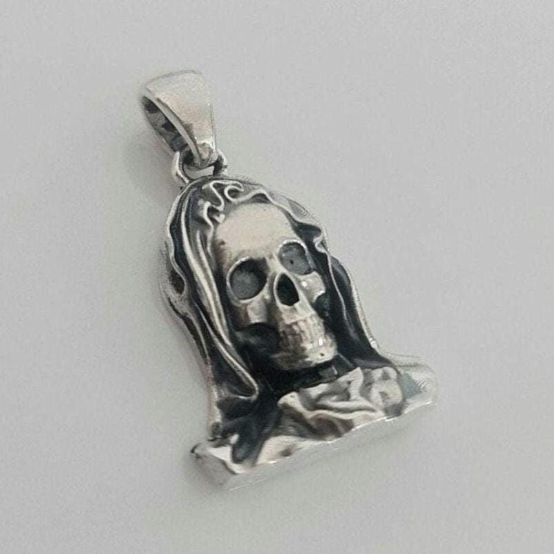 La Santa Muerte Silver Skull Pendant - Warrior Protector of Souls joyería gótica