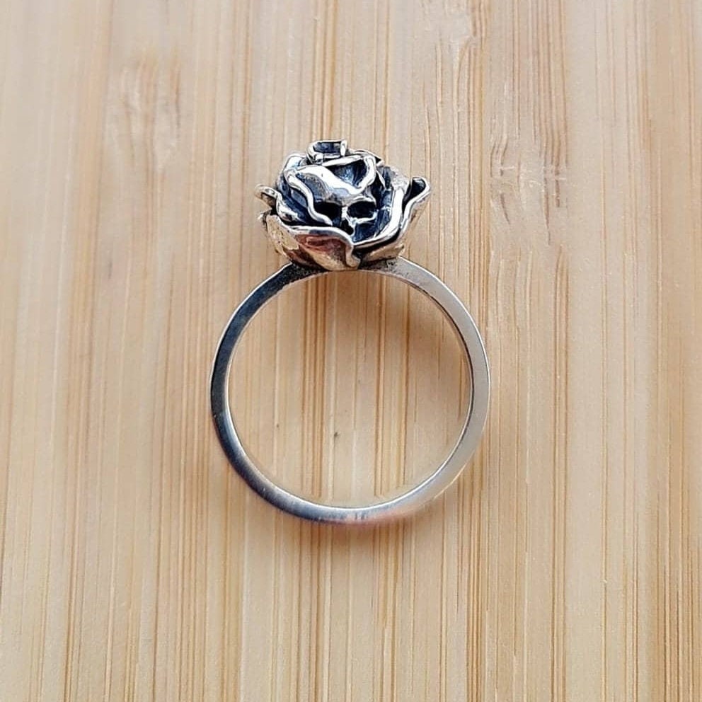 Rose Skull Ring - Unleash Your Rock n Roll Passion - - Romantic Gift - Gothic promise ring