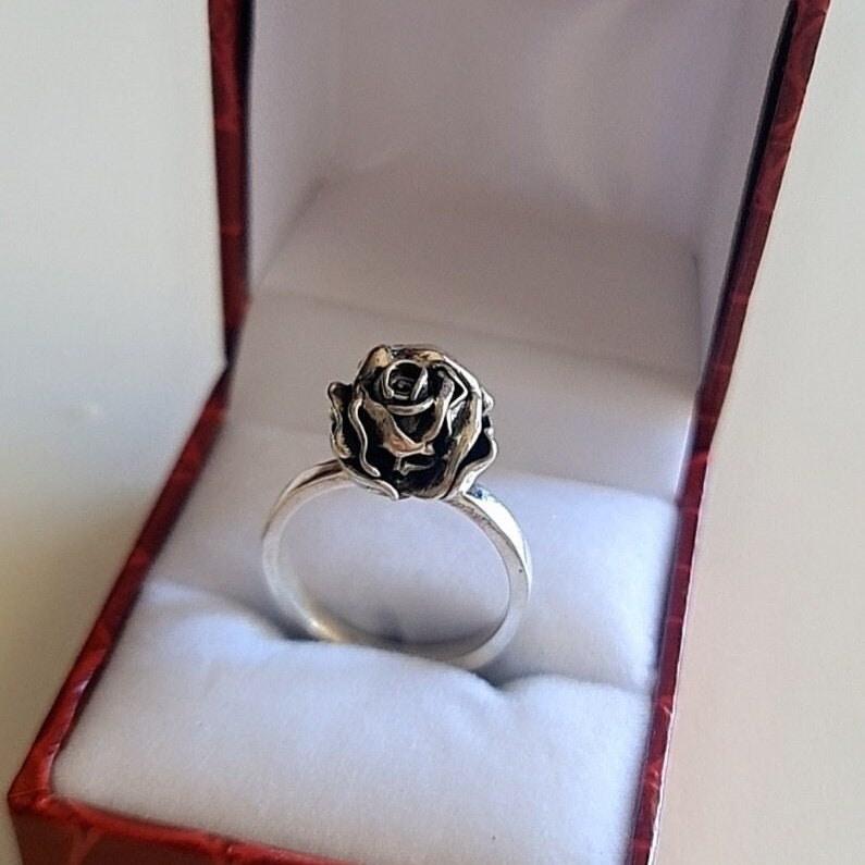Rose Skull Ring - Unleash Your Rock n Roll Passion - - Romantic Gift - Gothic promise ring