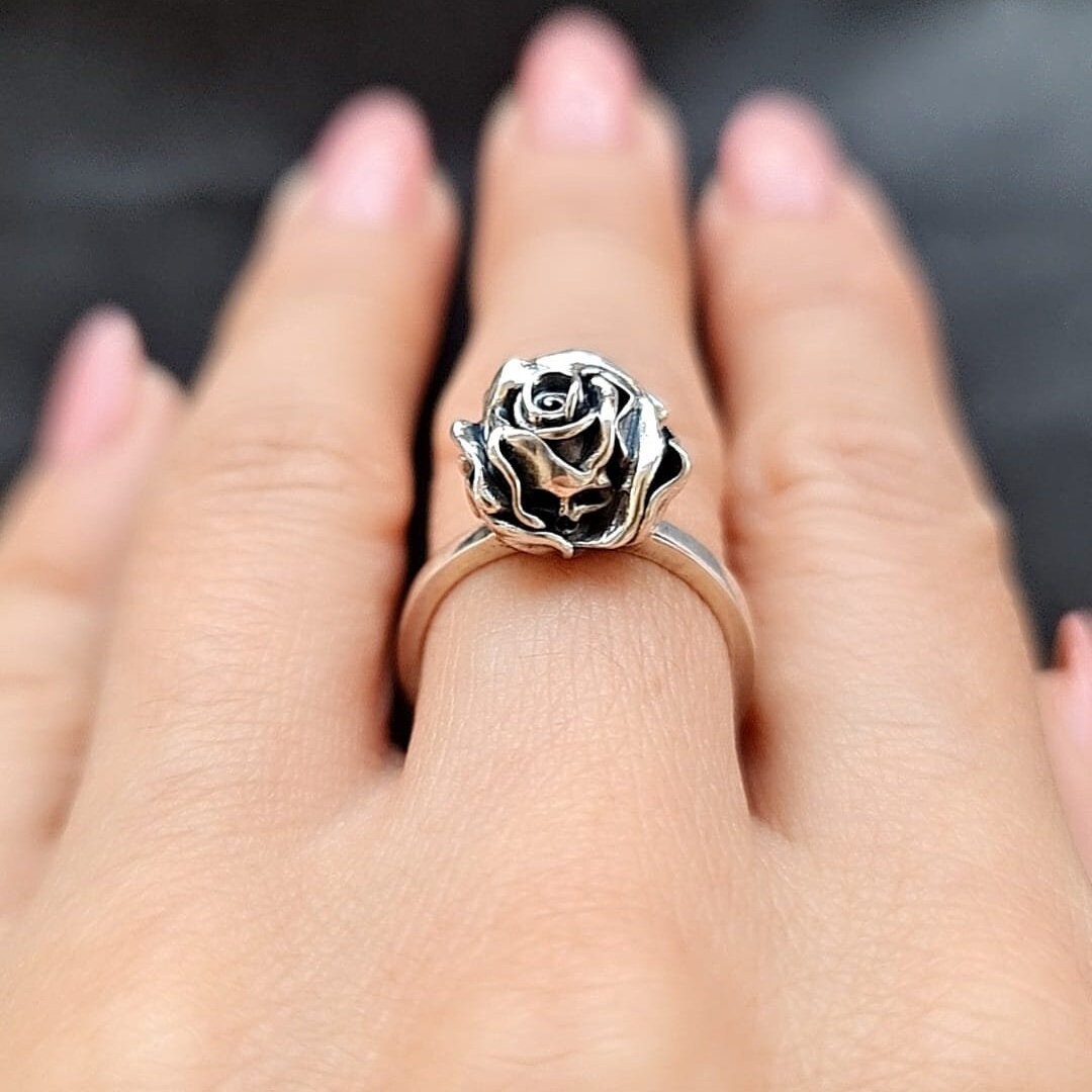 Rose Skull Ring - Unleash Your Rock n Roll Passion - - Romantic Gift - Gothic promise ring