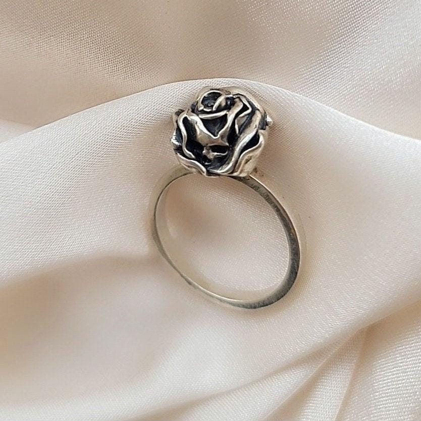Rose Skull Ring - Unleash Your Rock n Roll Passion - - Romantic Gift - Gothic promise ring