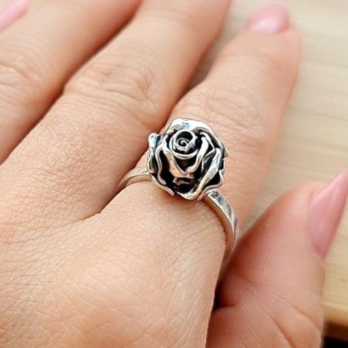 Rose Skull Ring - Unleash Your Rock n Roll Passion - - Romantic Gift - Gothic promise ring