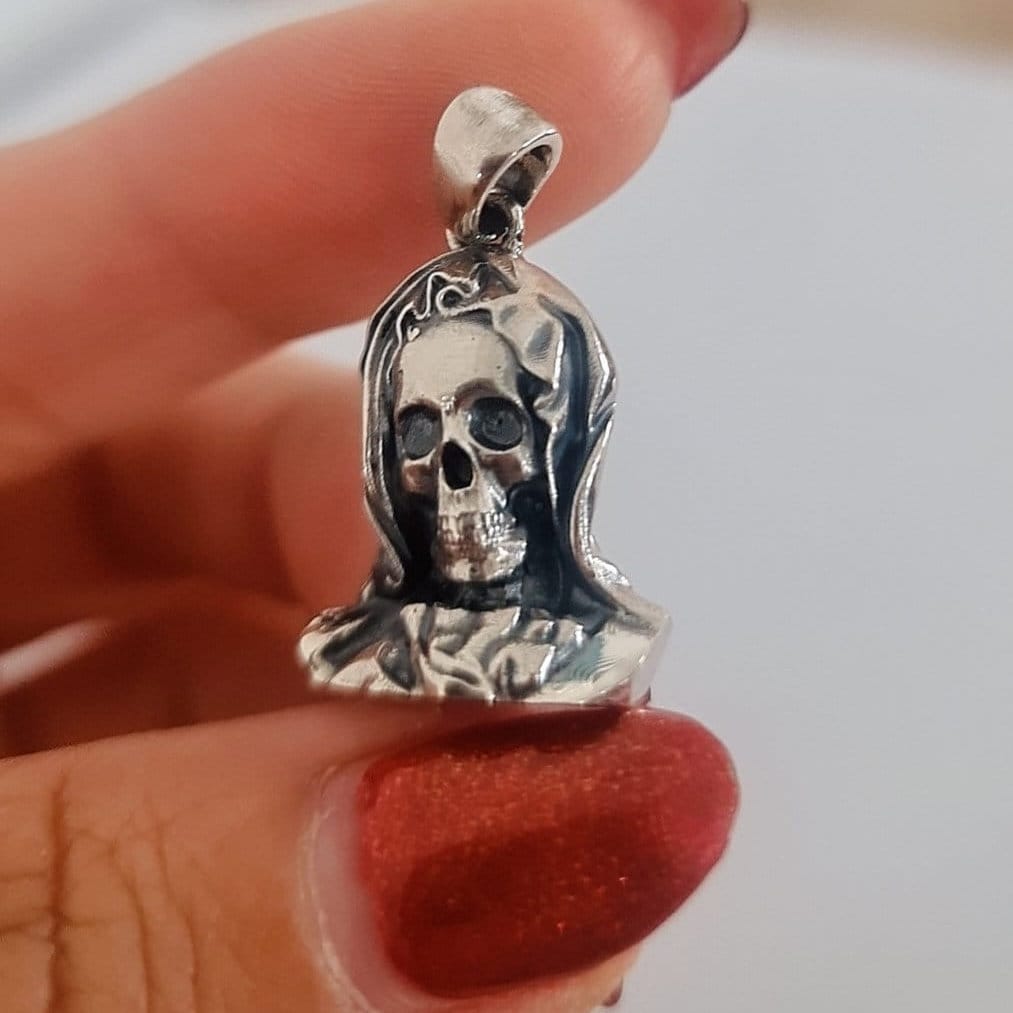 La Santa Muerte Silver Skull Pendant - Warrior Protector of Souls joyería gótica